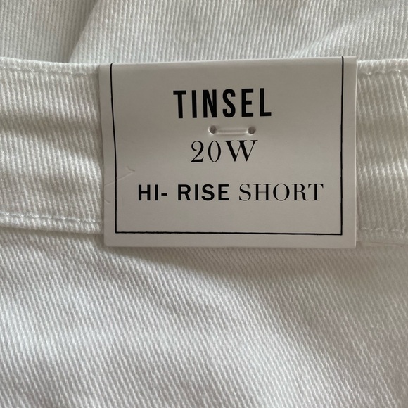 Tinsel Plus Size Raw Hem Hi-Rise Cargo Shorts White NWT Size 20W - Picture 3 of 7